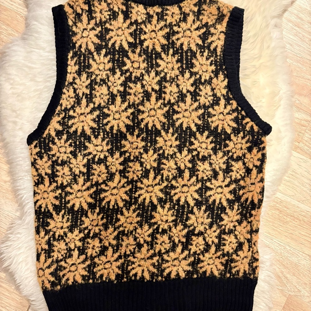 Corridor Men's V-Neck Sweater - Picture 2 of 4